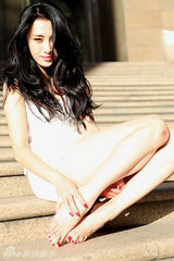 组图：施柳屹时尚写真尽显性感妖娆风情
