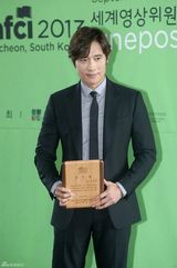 独家组图：李秉宪出席活动 婚后更显稳重绅士