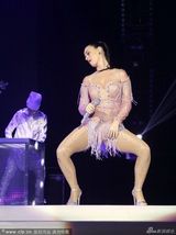 组图：佩里水钻装做性感M字腿 跳绳豪乳荡漾