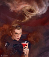 组图：生化女郎米拉-乔沃维奇拍摄限量版玄幻年历