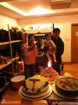 组图：张庭女儿周岁生日照曝光 气氛温馨乐融融