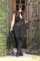 组图：卡戴珊怀孕仍穿低胸透视 豪乳傲人