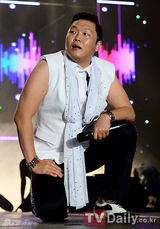 组图：鸟叔Psy再度现身 参加《平泽音乐庆典》