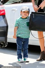 组图：米兰达-可儿携子出行 小正太憨萌招手