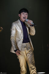 组图：周笔畅睡衣扮猫女 邓紫棋自弹自唱