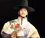 组图：东方神起有天穿古装亮相 现场上演变装秀