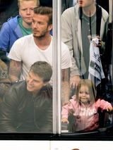 组图：辣妹一家与阿汤哥看比赛 小贝看台吻爱女