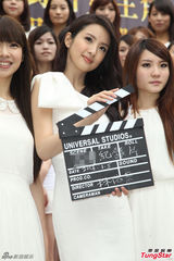 组图：林依晨甜美亮相首度升格当导演