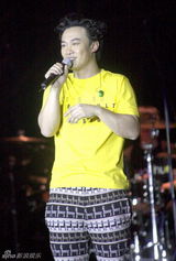 幻灯组图：陈奕迅上海连唱3晚 不以造型为卖点 