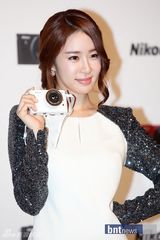 组图：韩星刘仁娜为相机站台宣传 秀甜美可人笑容