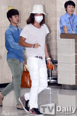 组图：张根硕现身机场 口罩遮面皮肤黝黑