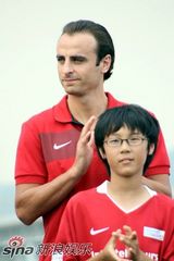 幻灯图集：Rain和曼联选手参加青少年慈善足球活动