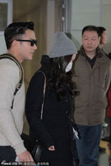 组图：杨幂大衣遮孕肚 刘恺威亲密搭肩秀恩爱