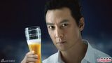 组图：吴彦祖饮啤酒细诉第一次 妻女是人生天使