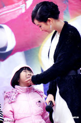 组图：杨幂冒雨参加南宁桃花节避谈感情话题