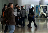 组图：郭涛带石头现身机场 一家三口低调回京