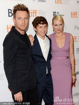 《惊天巨啸》首映 娜奥米-沃茨深V秀美乳