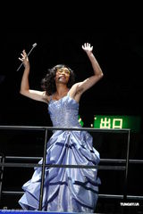 组图：张达明栋笃笑庆15周年 扮公主辣妹笑料百出