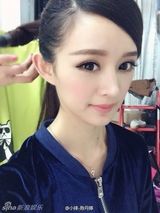 组图：女子酷似杨幂  网友直呼傻傻分不清