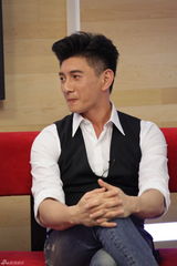 组图：《步步惊情》主创做客闹不停