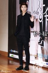 组图：李敏镐红装宣传《继承者》 主创华丽齐聚