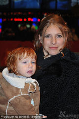 幻灯图集：《谜团》首映 女导演抱宝宝亮相