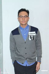 组图：张智霖时装秀帅气有型 计划携众40余人旅行