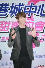 组图：金宇彬香港签名会人气爆棚 粉丝热情接机