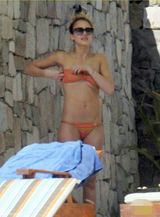 杰西卡-阿尔芭携女度假 穿比基尼当众调胸(图)