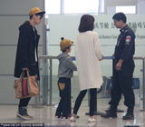 组图：张亮携妻儿现身机场 天天坐行李车可爱