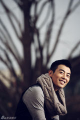 组图：朱亚文户外写真 冷峻浇筑原味型男