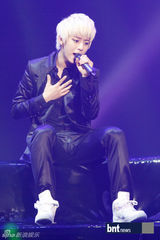 组图：韩新团B.A.P举办Showcase 前辈Secret助阵