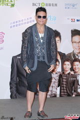 组图：梁汉文陪爱妻战胜乳癌