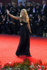 《巴尼的人生》首映 日本导演清水崇戴兔子头套抢镜