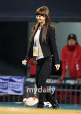 组图：韩组合Sistar孝琳与滑冰公主金妍儿任开球手