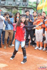 组图：徐若瑄携母亮相 装扮民族风