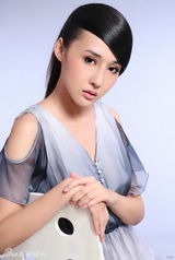 组图：陈美行新年写真飘逸纯情 淡蓝薄衫清爽动人
