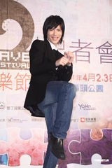 组图：郭采洁萧敬腾摇滚登场 助威垦丁春浪音乐节