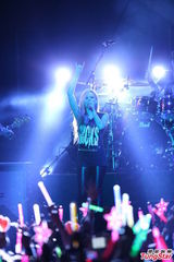 组图：艾薇儿台北开唱显少女心 酷样不改比中指