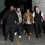 组图：蕾哈娜穿迷彩拜访夜店 众星捧月气场强