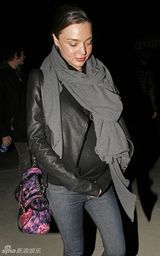 高清组图：奥兰多-布鲁姆秀恩爱 精灵王子护大肚娇妻