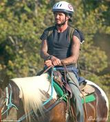 组图：小贝一家骑马出游 辣妹变身酷帅女骑士