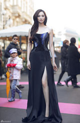 组图：吴佩慈绕行米兰 助阵好友国际首秀