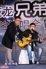 组图：庞龙现身包头为韩雷首演热身