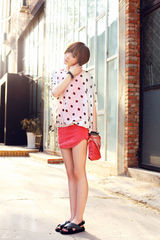 组图：夕又米街拍秀波点蝙蝠袖雪纺衫