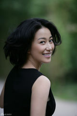 组图：丁柳元气质写真诠释知性女神风采