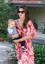 高清图：辣妈米兰达-可儿抱儿子现身 彩裙飘逸 