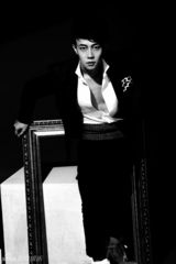 组图：向华首支单曲写真曝光 诠释独有时尚品味