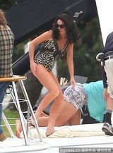 组图：林赛-罗韩豹纹比基尼现身片场