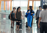独家：于明加现身北京机场 墨镜遮面蓝装显眼
